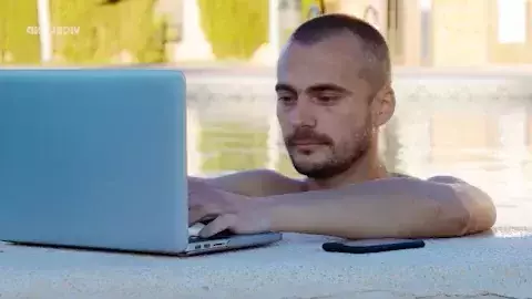 Mann mit Laptop am Pool | GreenPanda.de