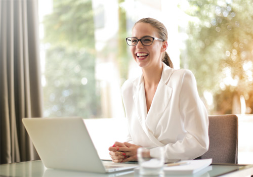 Frau mit gebrauchten Laptop | GreenPanda.de