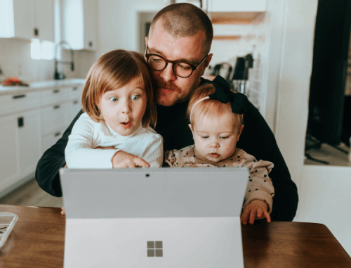 Kinder schauen aus Microsoft Surface | GreenPanda.de