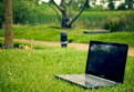 Gebraucher Laptop im grünen