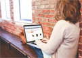 Frau recherchiert bei GreenPanda nach Laptops