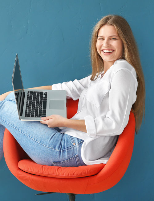 Frau mit Dell Latitude