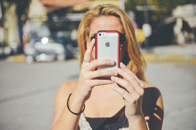 Frau mit iPhone